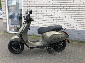 DIKKE VESPA SPRINT S 45KM BROM MYSTIC GREEN SPECIAL BJ2019 8000KM VOLL OPTIES