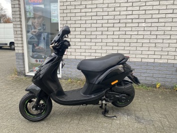 JONGE PIAGGIO ZIP SP 45KM BROM MAT ZWART BJ2024 5000KM