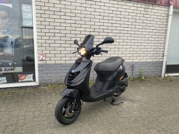 JONGE PIAGGIO ZIP SP 45KM BROM MAT ZWART BJ2024 5000KM