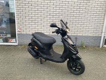 JONGE PIAGGIO ZIP SP 45KM BROM MAT ZWART BJ2024 5000KM