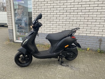 JONGE PIAGGIO ZIP SP 45KM BROM MAT ZWART BJ2022 5000KM