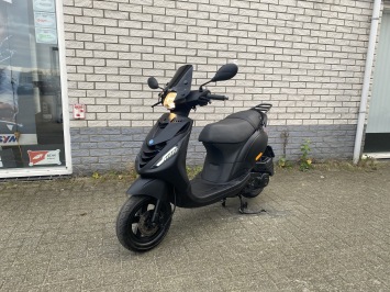 JONGE PIAGGIO ZIP SP 45KM BROM MAT ZWART BJ2022 5000KM