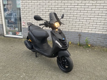 JONGE PIAGGIO ZIP SP 45KM BROM MAT ZWART BJ2022 5000KM