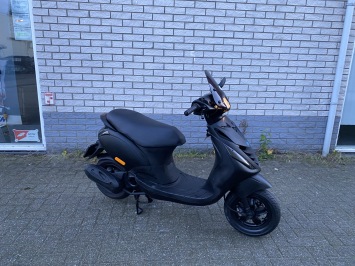 LEUKE PIAGGIO ZIP SP 45KM BROM MAT BLACK BJ2008 8000KM VOL OPTIES