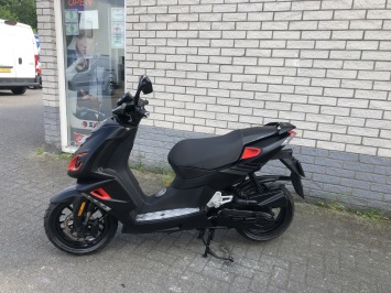 LEUKE  PEUGEOT PEUGEOT SPEEDFIGHT 45KM BROM  ZWART/ROOD  BJ2017 8000KM