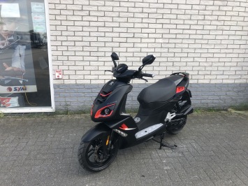 LEUKE  PEUGEOT PEUGEOT SPEEDFIGHT 45KM BROM  ZWART/ROOD  BJ2017 8000KM