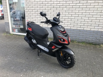 LEUKE  PEUGEOT PEUGEOT SPEEDFIGHT 45KM BROM  ZWART/ROOD  BJ2017 8000KM