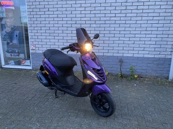 MOOIE  PIAGGIO ZIP SP 45KM BROM PAARS BJ2021 9000KM VOL OPTIES