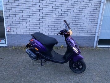 MOOIE  PIAGGIO ZIP SP 45KM BROM PAARS BJ2021 9000KM VOL OPTIES