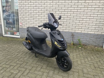 GAVE PIAGGIO ZIP SP 45KM BROM MAT ZWART BJ2017 5000KM