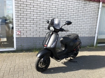 DIKKE VESPA SPRINT S 45KM BROM MAT BLACK 7000KM BJ2020