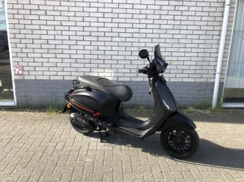DIKKE VESPA SPRINT S 45KM BROM MAT BLACK 7000KM BJ2020