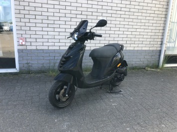 LEUKE  PIAGGIO ZIP SP 45 4-TAKT MAT ZWART BROM BJ2011 9.000KM