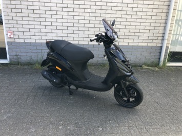 LEUKE  PIAGGIO ZIP SP 45 4-TAKT MAT ZWART BROM BJ2011 9.000KM