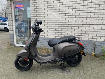 GAVE VESPA SPRINT S 45KM BROM 4T MAT BRUIN SPECIAL 8000KM BJ2019