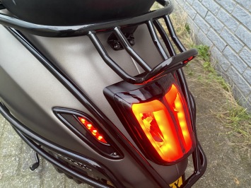 GAVE VESPA SPRINT S 45KM BROM 4T MAT BRUIN SPECIAL 8000KM BJ2019