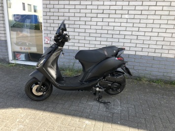 HELE JONGE PIAGGIO ZIP SP 45KM BROM BJ 4-2025 247KM MAT BLACK VOL OPTIES 