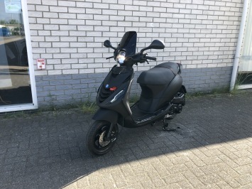 HELE JONGE PIAGGIO ZIP SP 45KM BROM BJ 4-2025 247KM MAT BLACK VOL OPTIES 