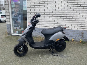 DIKKE PIAGGIO ZIP SP 45KM BROM NARDO GREY BJ2017 9000KM