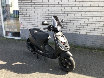 HELE JONGE PIAGGIO ZIP SP 45KM BROM BJ 4-2025 247KM MAT BLACK VOL OPTIES 