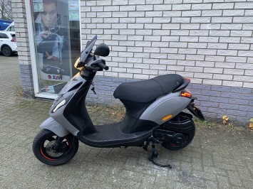 MOOIE PIAGGIO ZIP SP 45KM BROM NARDO GREY BJ2021 9000KM