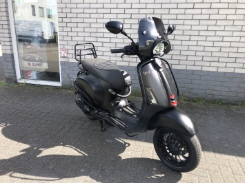 DIKKE VESPA SPRINT S 45KM 4-TAKT BROM MAT BLACK 8000KM BJ2019