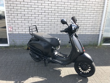 DIKKE VESPA SPRINT S 45KM 4-TAKT BROM MAT BLACK 8000KM BJ2019