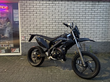 {HONDA MOTOR}Nieuwe: VENT SKATE 2-TAKT 50 BLACK ON BLACK EDITION 50 DERBI SCHERCO BETA