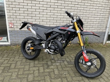 {HONDA MOTOR}Nieuwe: VENT DERAPAGE 50 BLACK ON BLACK EDITION  50 DERBI SCHERCO BETA