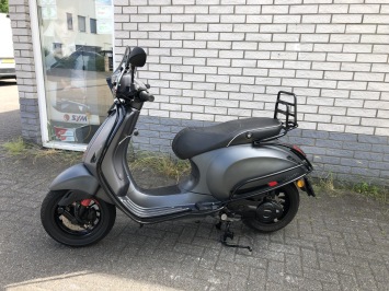 DIKKE VESPA SPRINT S 45M BROM MAT GREY  BJ2018 8000KM VOL OPTIES 