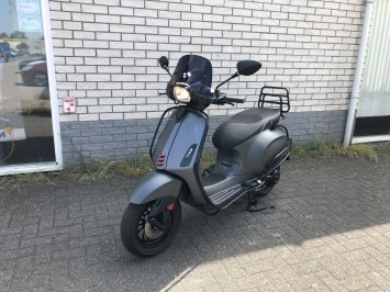 DIKKE VESPA SPRINT S 45M BROM MAT GREY  BJ2018 8000KM VOL OPTIES 