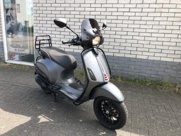 DIKKE VESPA SPRINT S 45M BROM MAT GREY  BJ2018 8000KM VOL OPTIES 