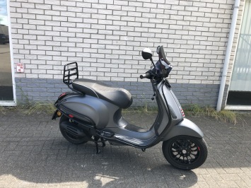 DIKKE VESPA SPRINT S 45M BROM MAT GREY  BJ2018 8000KM VOL OPTIES 