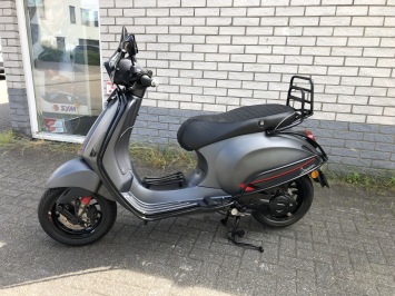 GAVE VESPA SPRINT S 45KM BROM  MAT GRIJS  BJ2019 6000KM 4-TAKT