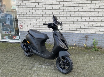 DIKKE PIAGGIO ZIP SP 45KM BROM MAT ZWART BJ2008 12000KM