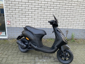 DIKKE PIAGGIO ZIP SP 45KM BROM MAT ZWART BJ2008 12000KM