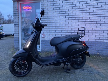 DIKKE VESPA SPRINT S 45KM 4-TAKT BROM MAT BLACK 8000KM BJ2019