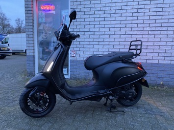 DIKKE VESPA SPRINT S 45KM 4-TAKT BROM MAT BLACK 8000KM BJ2019