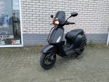 DIKKE VESPA SPRINT S 45KM BROM MAT BLACK 9000KM BJ2015 VOL OPTIES 