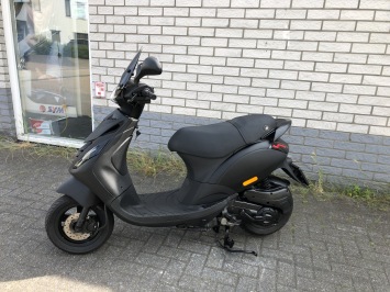 DIKKE  PIAGGIO ZIP SP 45KM BROM MAT BLACK BJ2015 7000KM VOL OPTIES