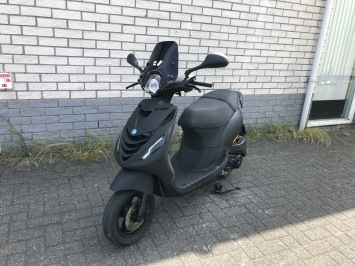 DIKKE  PIAGGIO ZIP SP 45KM BROM MAT BLACK BJ2015 7000KM VOL OPTIES