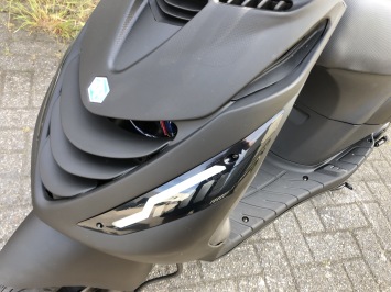 DIKKE  PIAGGIO ZIP SP 45KM BROM MAT BLACK BJ2015 7000KM VOL OPTIES
