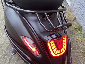 DIKKE VESPA SPRINT S 45KM BROM MAT BLACK 9000KM BJ2015 VOL OPTIES 