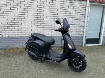 DIKKE VESPA SPRINT S 45KM BROM MAT BLACK 9000KM BJ2015 VOL OPTIES 