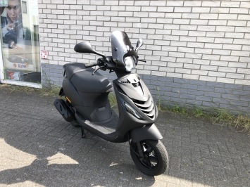 DIKKE  PIAGGIO ZIP SP 45KM BROM MAT BLACK BJ2015 7000KM VOL OPTIES