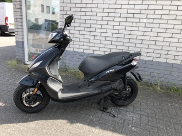 MOOIE PIAGGIO NEW FLY  45KM BROM MAT ZWART BJ2014 8000KM