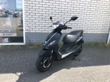 MOOIE PIAGGIO NEW FLY  45KM BROM MAT ZWART BJ2014 8000KM