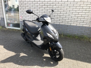 MOOIE PIAGGIO NEW FLY  45KM BROM MAT ZWART BJ2014 8000KM