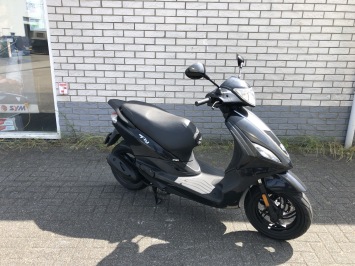 MOOIE PIAGGIO NEW FLY  45KM BROM MAT ZWART BJ2014 8000KM