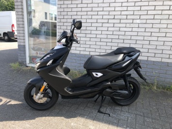 GAVE YAMAHA AAEROX  R 45KM 4-TAKT MAT ZWART BJ2015 7000KM